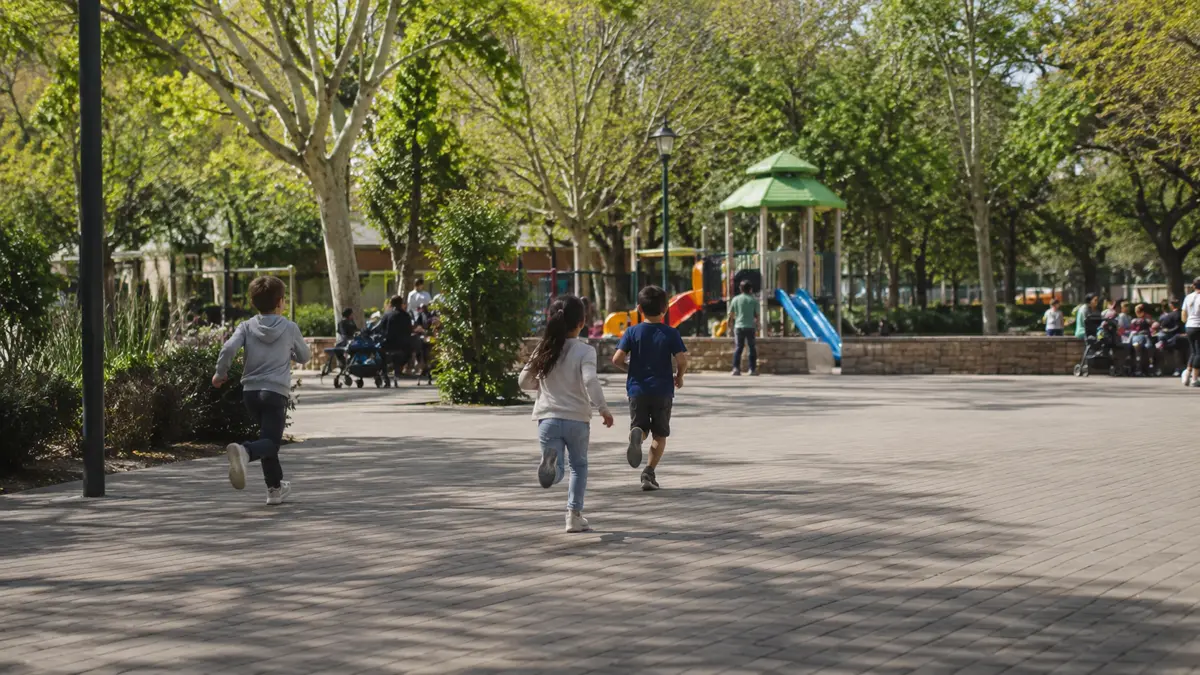 Niños jugando en una plaza, tomados a distancia