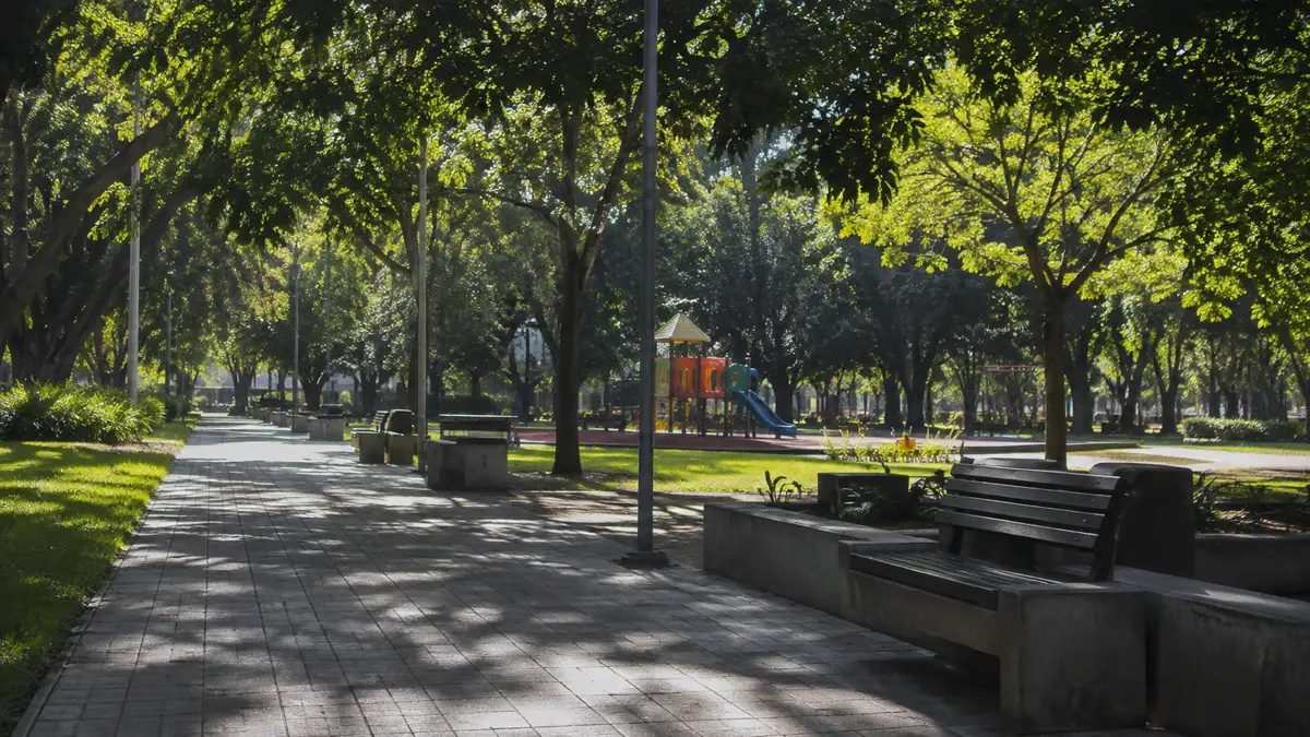 Plaza arbolada de Lomas de Zamora