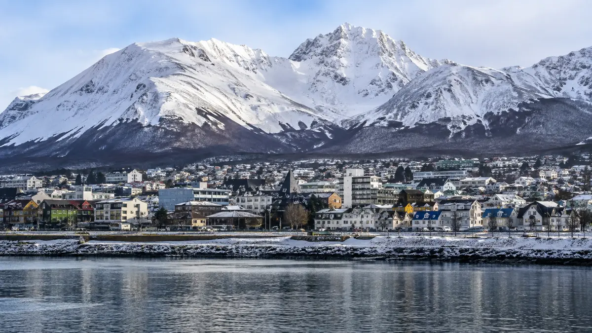 Paisaje invernal de Ushuaia con montañas y costa