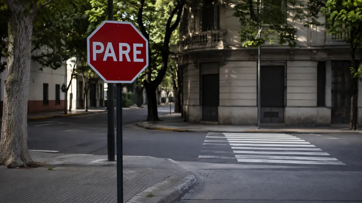 Senal PARE y seguridad vial