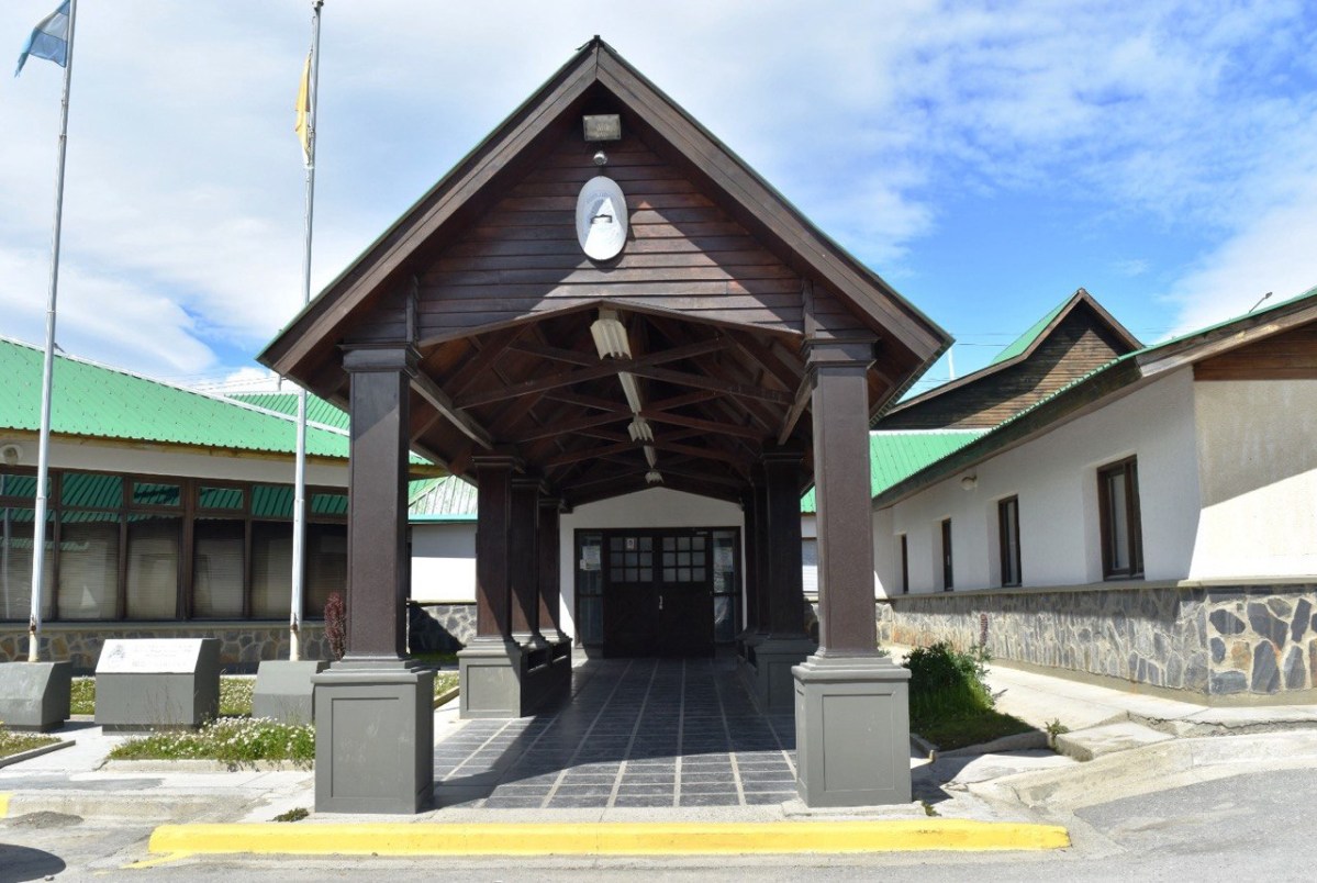 Condenan a prisión efectiva a una mujer por agredir a una policía en Ushuaia