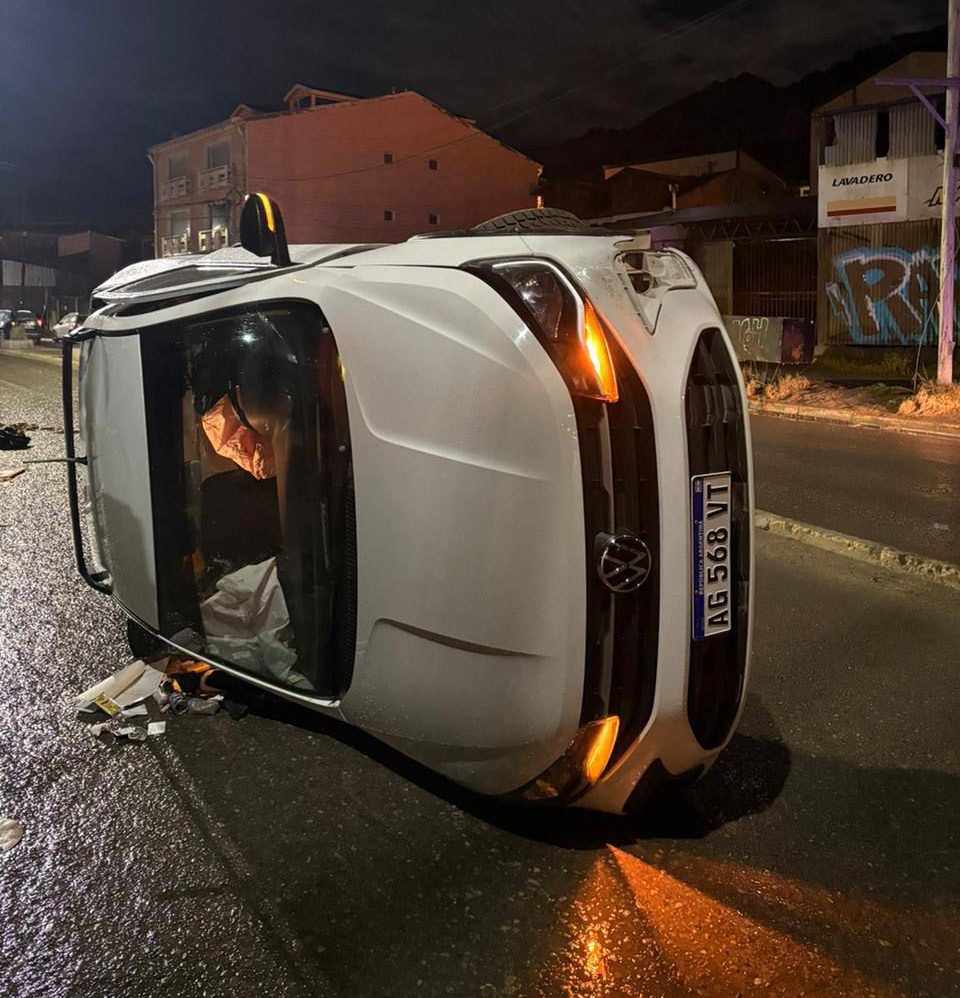 Conductor volcó en Ushuaia tras chocar contra un cantero y dio 1,34 g/l de alcohol