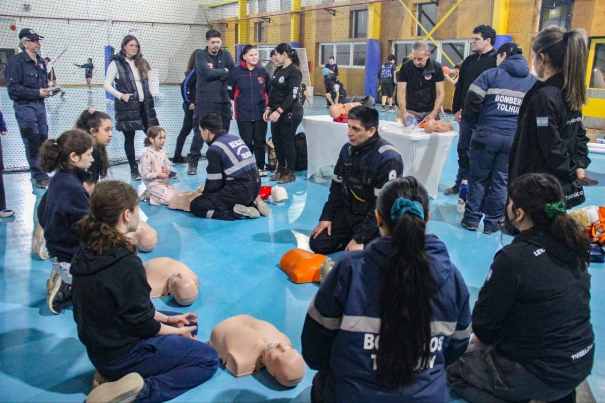 Más de 80 tolhuinenses se capacitaron en RCP y primeros auxilios en la Casa del Deporte