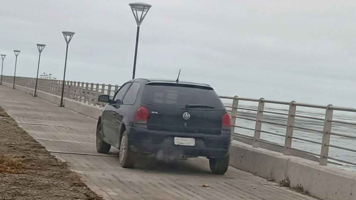 Municipio intervino por arrojo de escombros y vehículo en bicisenda de la Costanera