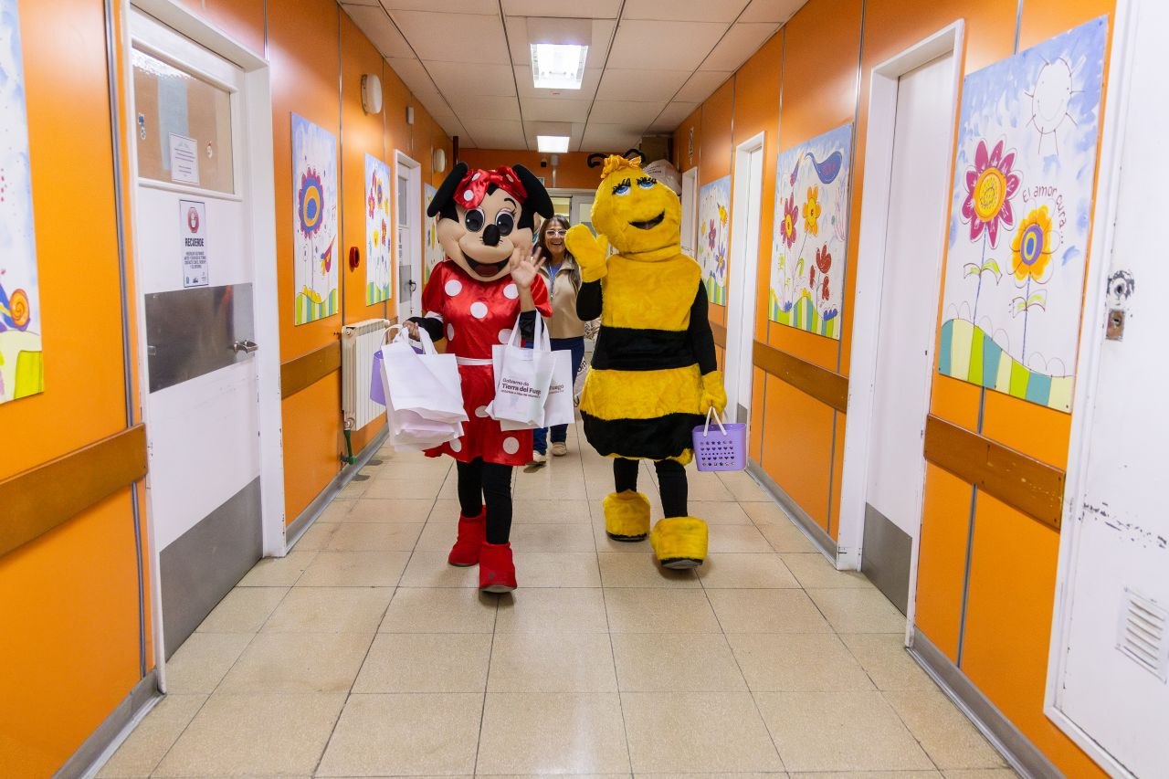 Personajes infantiles y superhéroes llevaron regalos a chicos internados en Ushuaia y Río Grande
