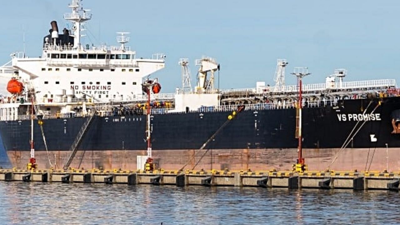 Tanquero británico en Ushuaia: "Claramente presta un servicio contrario a los intereses de la provincia y Argentina"