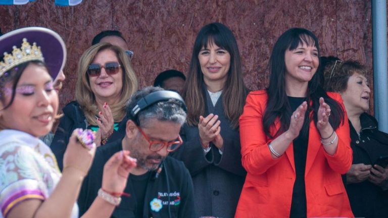 Ushuaia celebró su 142° aniversario con desfile cívico-militar y masiva participación vecinal