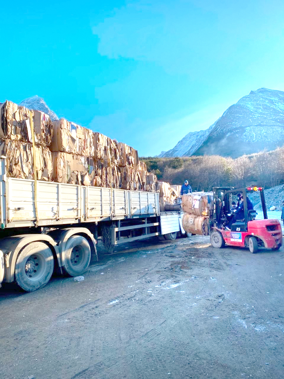 Ushuaia envía sus primeros 24.500 kilos de cartón recuperado al continente