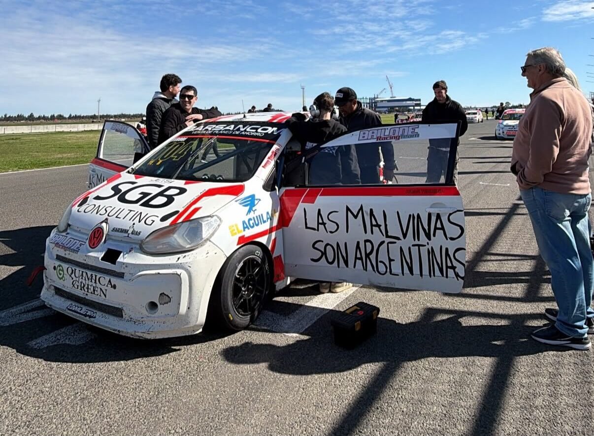 Yerobi llevó el “Las Malvinas son argentinas” al Turismo Pista y terminó 14° en San Nicolás