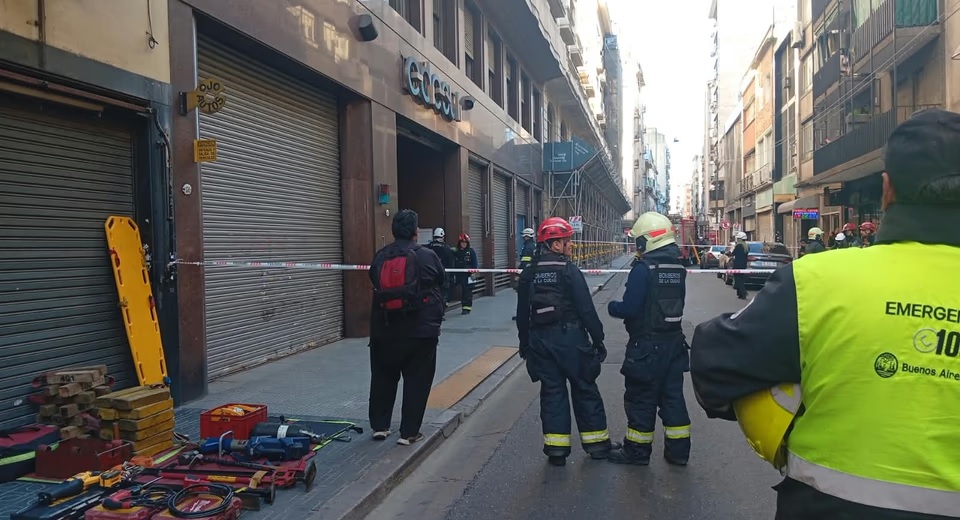 Derrumbe en edificio de Edesur en Montserrat: cuatro heridos