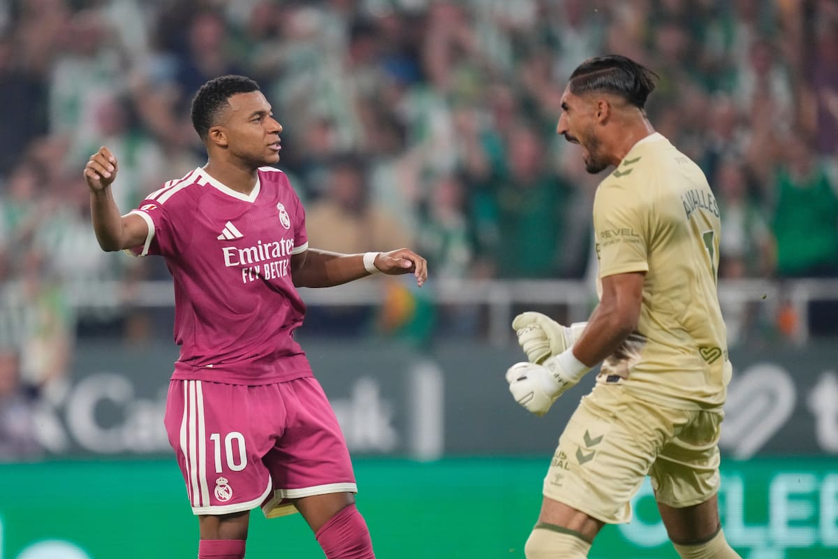 Mbappé falló un penal, el arquero del Betis lo festejó con un pechazo provocativo