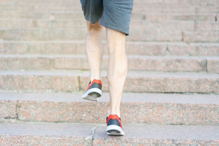Caminar o subir escaleras después de los 60: qué ejercicio exige más a tus piernas según la ciencia