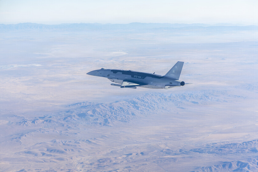 Un F-22 mandó a un drone de combate en vuelo: el primer paso para que un solo piloto controle varios aviones