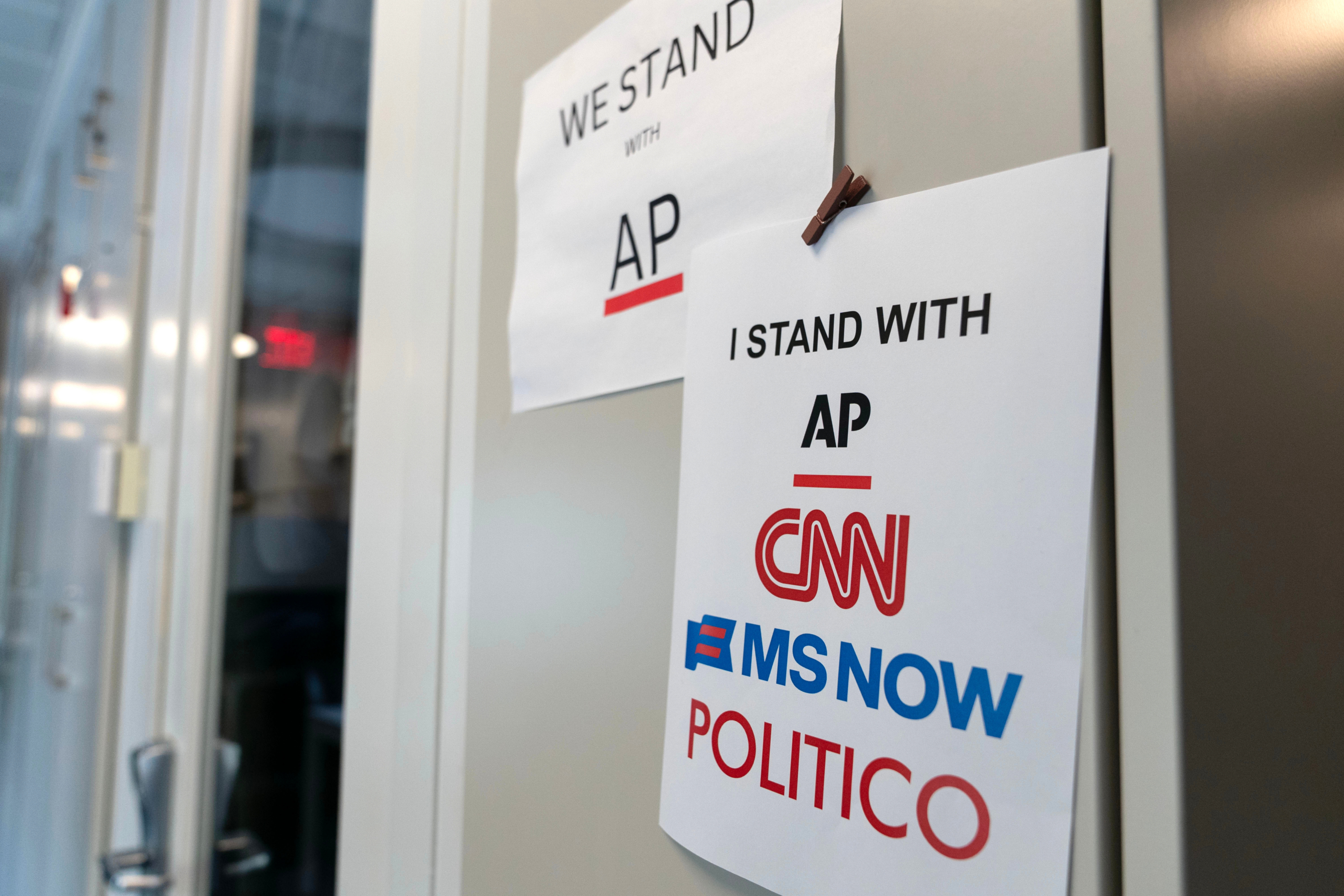 La prensa se planta unida contra la prohibición de Trump a los medios