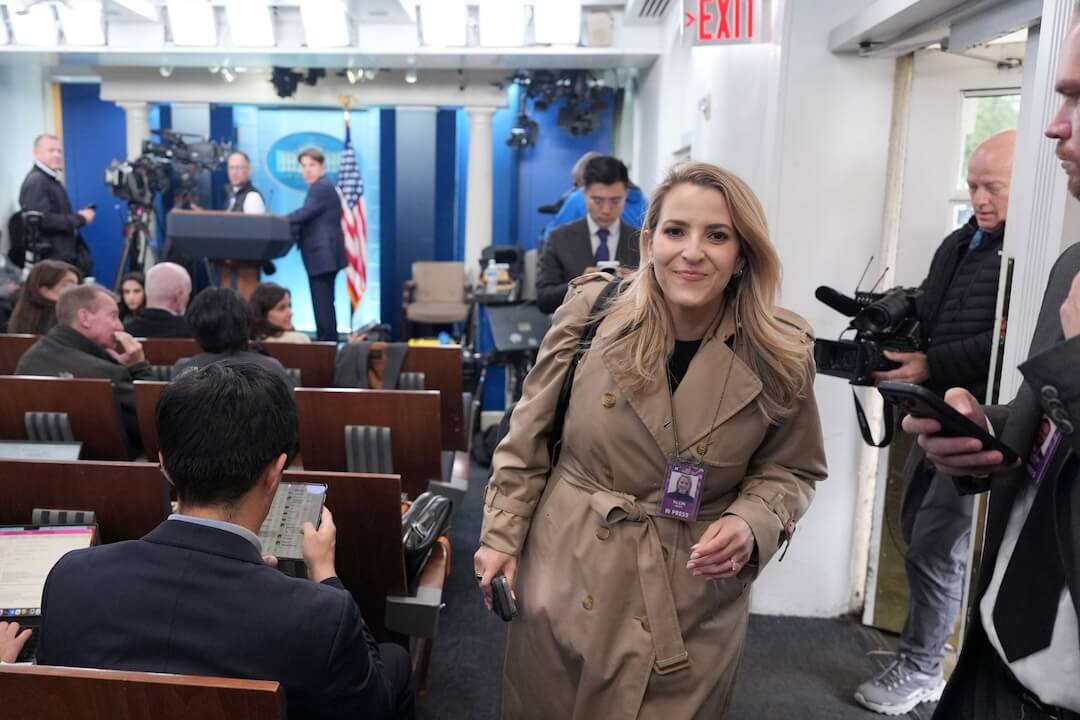 Trump vetó a tres medios, un juez los reintegró y la historia se complicó aún más