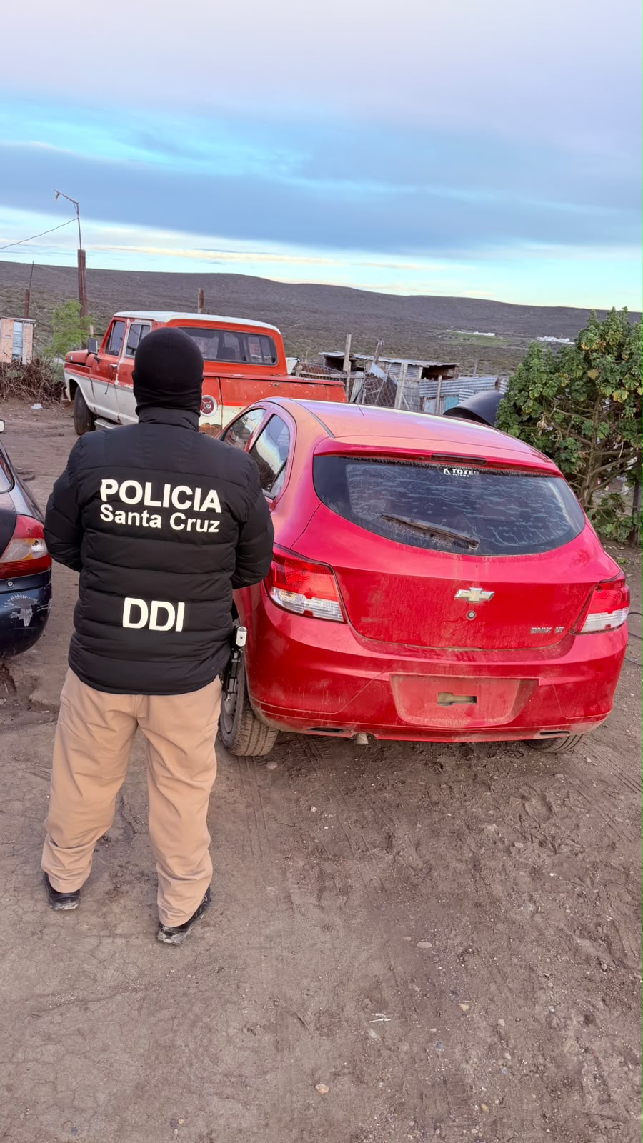 Allanaron tres domicilios en Pico Truncado y Caleta Olivia por violento asalto a un comercio